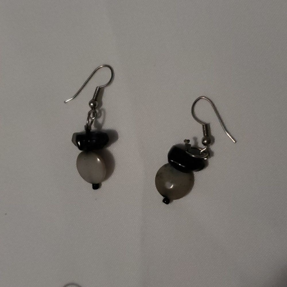 2 pair of dangle earrings - Picture 2 of 2